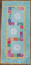 Load image into Gallery viewer, Spring Chain Table Runner Pattern